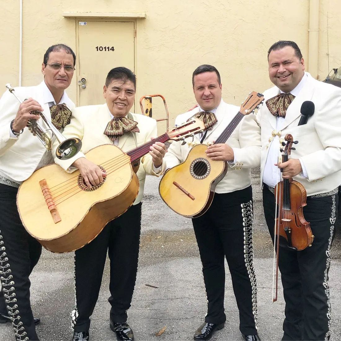Cuatro músicos del mariachi con sus instrumentos
