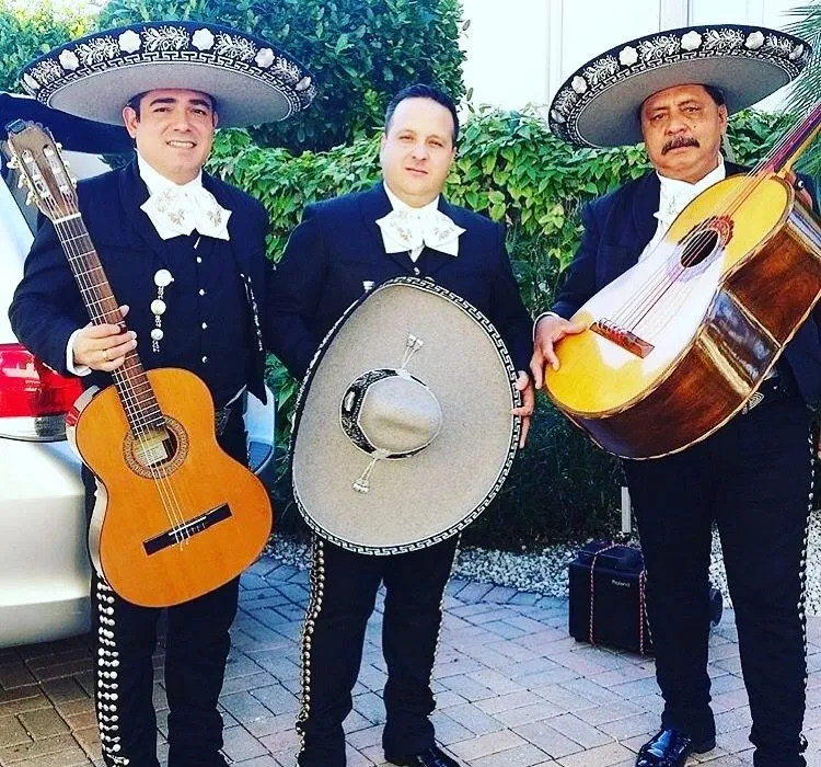 Trío de mariachi con traje de charro negro